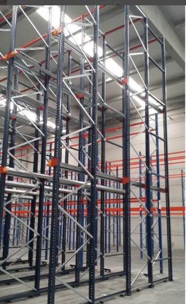Estructura de estanterías metálicas en un espacio industrial con tuberías visibles.
